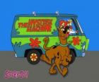 Scooby Doo гордиться перед классической и хиппи ван Volkswagen